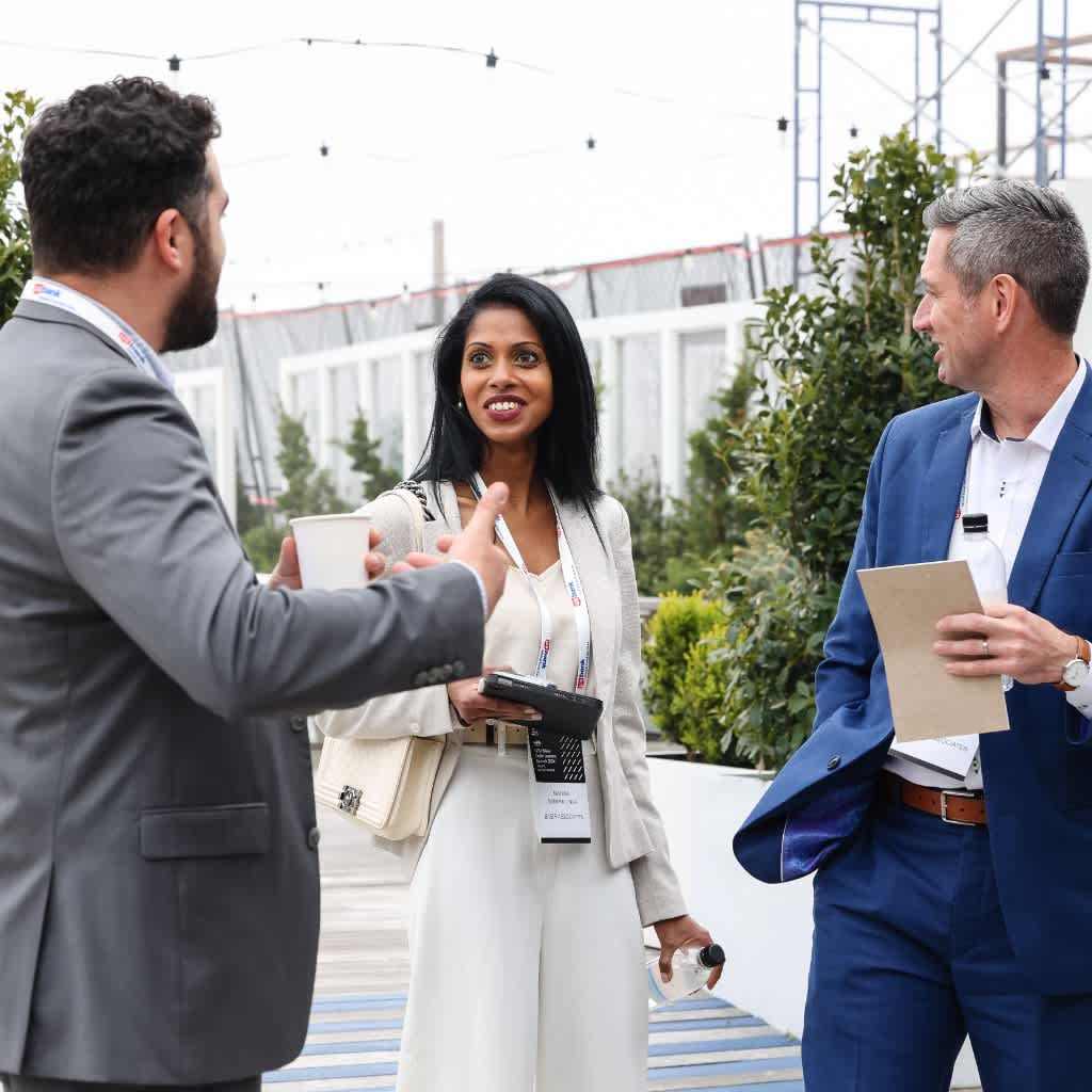 Sponsor outdoor networking at the Hedge Fund Billion Dollar Leaders Summit